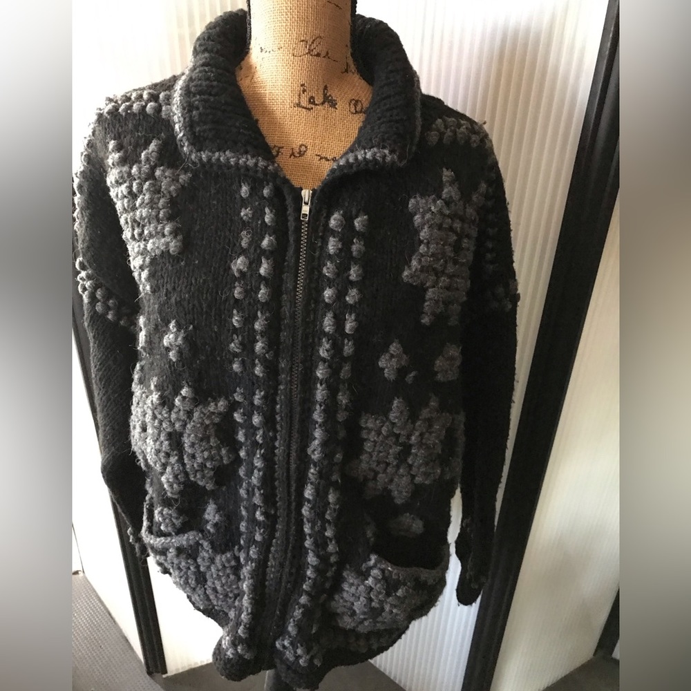 Vintage sweater/coat made in Ecuador. 2pockets front zipper. Heavy duty. Pilling